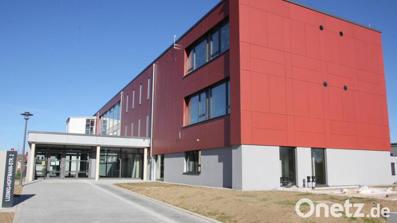 Für das Wärmedämmverbundsystem der Jobst-vom-Brandt-Schule sind Nachbesserungen nötig. Die Kosten dafür belaufen sich auf 31.296,82 Euro brutto. Der Stadtrat stimmte dem Nachtrag einstimmig zu.. Bild: Konrad Rosner