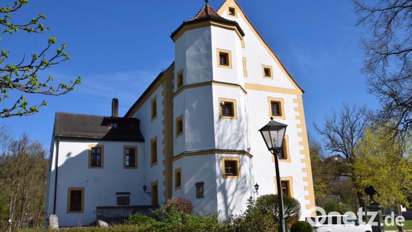 Eines der großen Projekte, das in Schmidmühlen in den nächsten Jahren angegangen werden soll, ist die Umfangreiche Sanierung des Rathauses. Mit dem Dach soll begonnen werden. Die voraussichtlichen Kostenschätzungen belaufen sich auf 2,5 bis drei Millionen Euro. Bild: bö