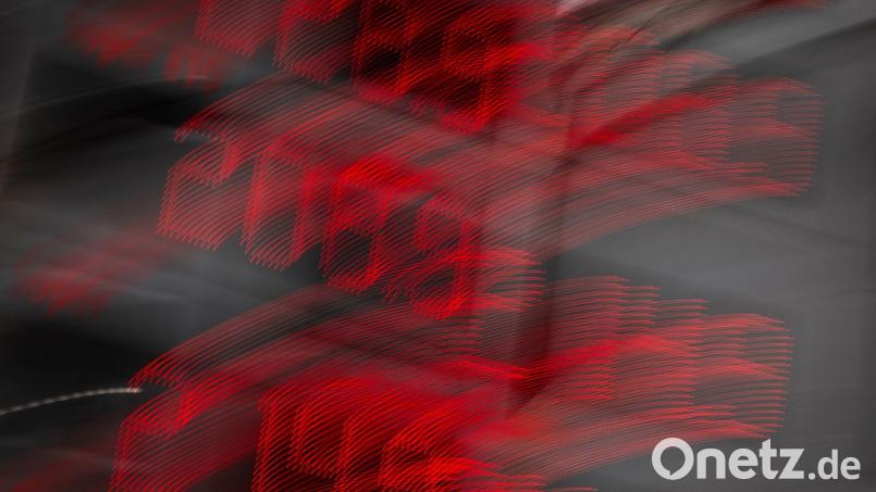 Die Spritpreise schwanken - die Regulierung mit der neuen 12-Uhr-Regel hat einer Studie zufolge die Margen der Mineralölkonzerne gestärkt. (Archivbild) Bild: Peter Kneffel/dpa