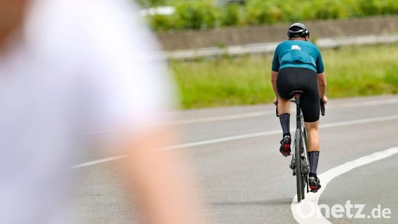 Der verletzte Rennradfahrer wird von Sanitätern und Ersthelfern zweimal reanimiert. (Symbolbild) Bild: Christoph Reichwein/dpa