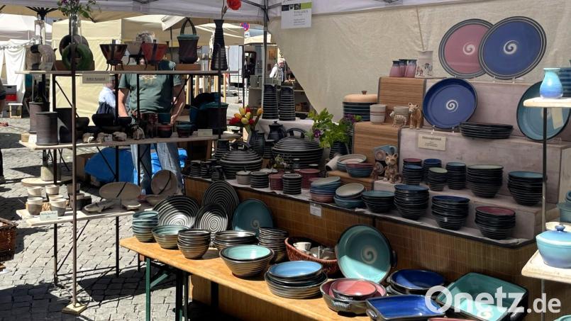Ein breites Angebot an handgetöpferter Kunst- und Gebrauchskeramik kennzeichnet den Amberger Krüglmarkt, der auch in diesem Jahr wieder auf dem Malteserplatz stattfand. Bild: Susanne Schwab