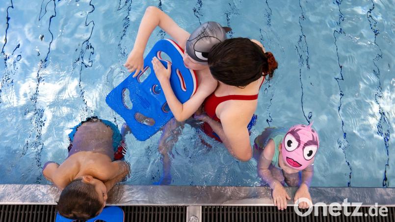 Für viele Anfängerschwimmkurse gibt es lange Wartelisten. (Symbolfoto) Bild: Sven Hoppe/dpa