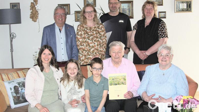 Mit seiner Familie feierte Heinz Leitner (sitzend, Zweiter von rechts) am Samstag 85. Geburtstag. Im Namen der Marktgemeinde Wiesau gratulierte Bürgermeister Toni Dutz (stehend links). Bild: wro
