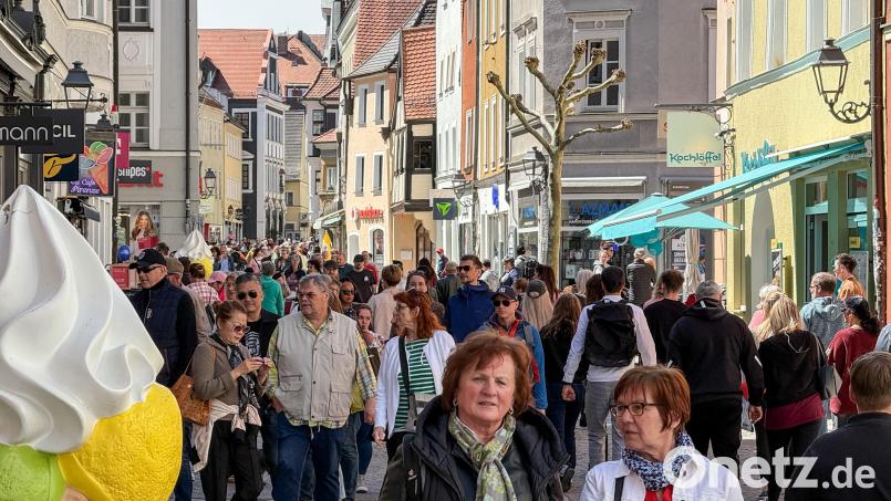 Bei schönem Wetter flanierten in Amberg Tausende Menschen durch die Stadt. Bild: Petra Hartl