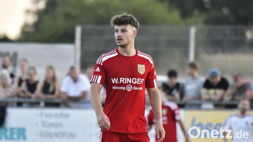 Bastian Freisinger, Spielertrainer des SV Hahnbach, erzielte drei Tore beim 6:1-Kantersieg gegen den SV Inter Bergsteig. Bild: Hubert Ziegler
