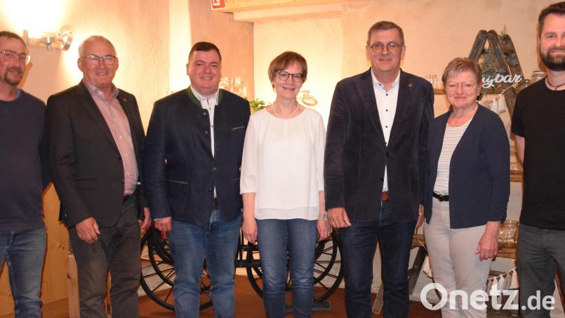 Die ausscheidenden Marktgemeinderatsmitglieder in Schmidmühlen. Von links: Markus Mehringer (sechs Jahre), Martin Bauer (zwölf Jahre), Johann Edenharter (30 Jahre), Eva Feuerer (18 Jahre), Bürgermeister Peter Braun (36 Jahre, davon 24 Jahre 1. Bürgermeister), Christine Werner (zwölf Jahre) und Martin Steinbauer (sechs Jahre) Bild: bö