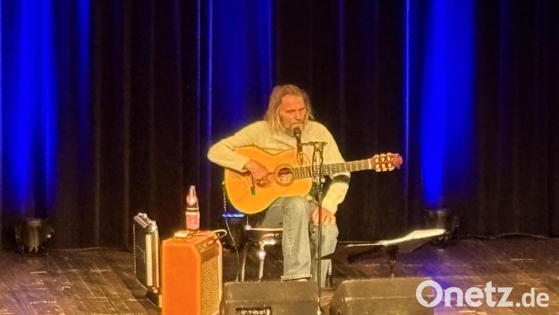 Hans Söllner zog mit seinen Darbietungen die Zuhörerinnen und Zuhörer in der vollbesetzten Schwarzachtalhalle in seinen Bann. Bild: sns