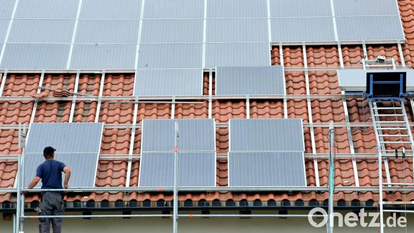 Ein technischer Defekt führte zu einem Brand einer Solaranlage in Weiden. Der Schaden beträgt 100.000 Euro. Symbolbild: Rolf Haid