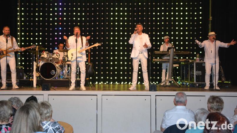 Ein begeisterndes Konzert gaben am Samstagabend "Die Paldauer" in der nahezu ausverkauften Erbendorfer Stadthalle. Das österreichische Sextett begeisterte die Fans mit Hits aus über 50 Jahren Schlager. Bild: jr