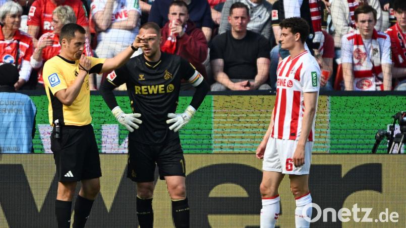 Schiedsrichter Robert Hartmann entschied auf einen umstrittenen Elfmeter für Leverkusen. Bild: Federico Gambarini/dpa