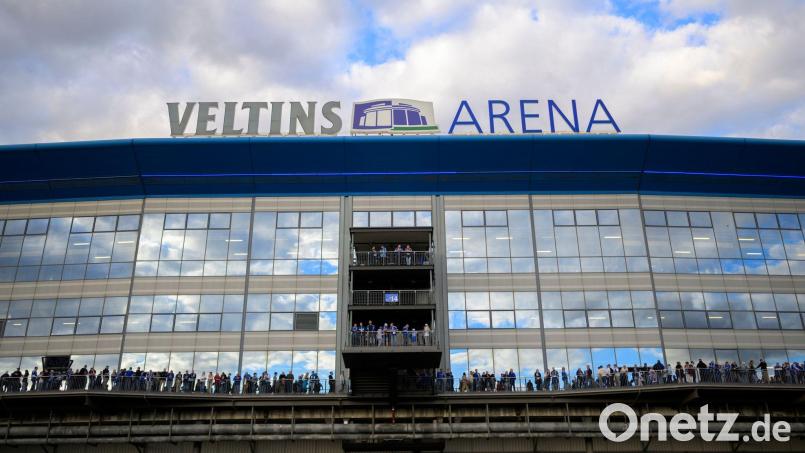Der Mann war nach Angaben der Polizei bei einer Führung durch das Stadion vom FC Schalke 04 dabei gewesen. (Symbolbild) Bild: Anke Waelischmiller/dpa
