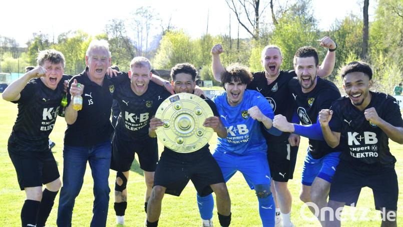 Die Fäuste nach oben, die nachgebaute Meisterschale in der Hand: Die Amberger Spieler bejubelten sofort nach dem Schlusspfiff in Cham die Bezirksliga-Meisterschaft. Bild: Hubert Ziegler
