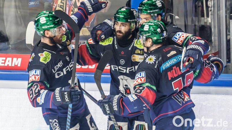 Die Eisbären Berlin hatten auch im zweiten DEL-Finale gegen Mannheim mehrfach Grund zum Jubeln – hier nach dem 2:0 von Liam Kirk (2.v.l.). Bild: Andreas Gora/dpa