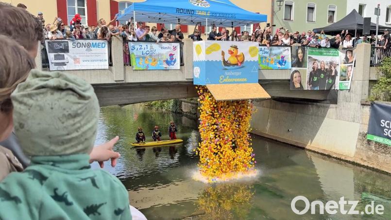 Bunte Plastikenten fluten die Vils: Das Amberger Entenrennen hat auch heuer wieder tausende Zuschauer angezogen. Fantasievoll gestaltete Enten, ein großes Fest und jede Menge Spaß. Bild: Petra Hartl