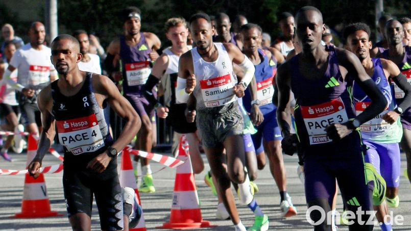 Lief die bisher zweitschnellste Zeit eines deutschen Marathon-Läufers: Samuel Fitwi (M). Bild: Markus Tischler/dpa