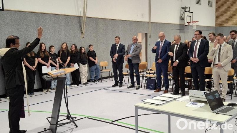 Pfarrer Pater Anish George erteilte den kirchlichen Segen für die renovierte Schule in Ebnath. Bild: soj
