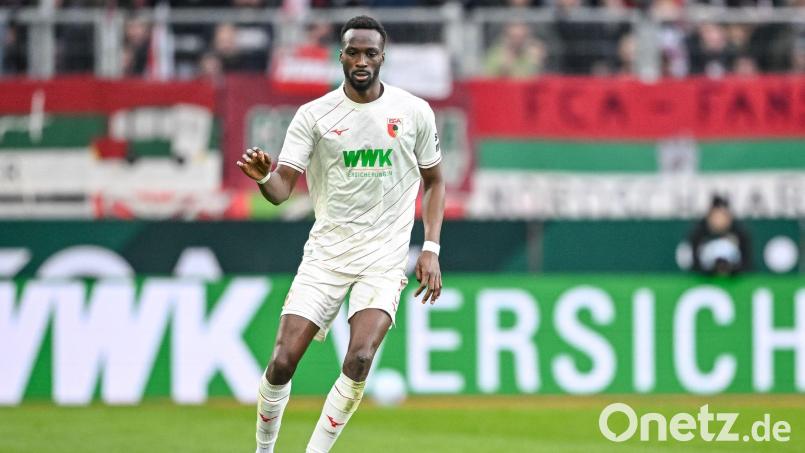 Augsburgs Chrislain Matsima ist Papa geworden. (Archivbild) Bild: Harry Langer/dpa