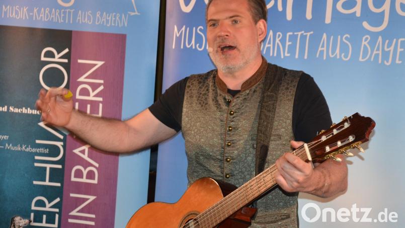 Musikkabarettist Vogelmayer, alias Thomas Mayer, gastierte am Samstagabend im Konnersreuther Schiml-Saal und begeisterte dort seine Fans zwei Stunden lang. Bild: jr
