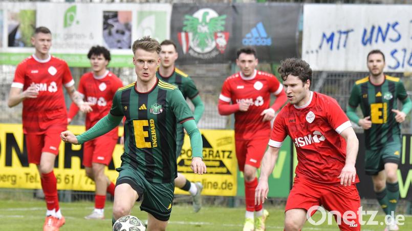 Fabio Pirner (links, im Spiel gegen Feucht) trug sich beim Ammerthaler 6:0 in Röslau ebenso wie sein Bruder Simon zweimal in die Torschützenliste ein. Archivbild: Hubert Ziegler