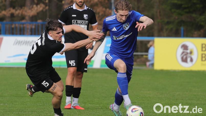 Nick Sperlich (rechts am Ball) erzielte vor der Pause das 1:0 des SV Etzenricht in Regensburg und hatte damit Anteil am 3:0-Erfolg gegen den FC Kosova. Archivbild: war