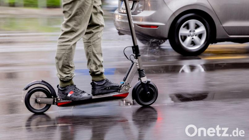 Mitten in der Nacht fährt ein 18-Jähriger mit einem E-Scooter über eine Autobahn. (Symbolbild) Bild: Christoph Soeder/dpa
