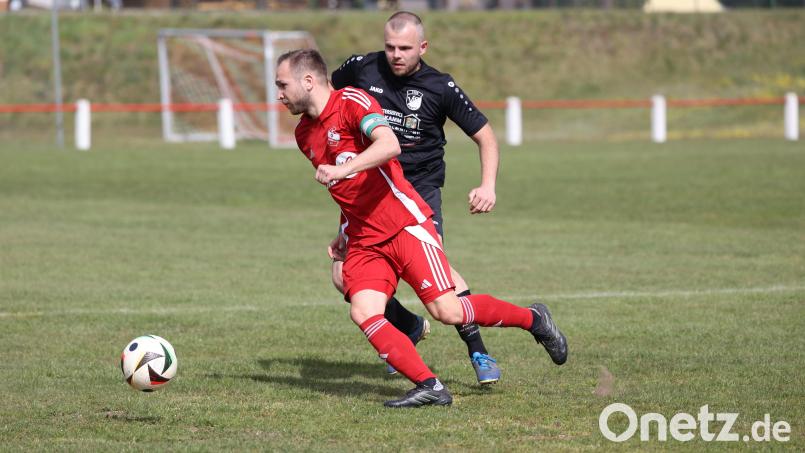 Spielszene aus dem Kreisklassespiel zwischen dem FC Diessfurt und dem VfB Mantel
FC Dießfurt (rot) Nr19 Simon Schmid - VfB Mantel (schwarz) Nr17 Bastian Kasprzak Bild: Dieter Jäschke