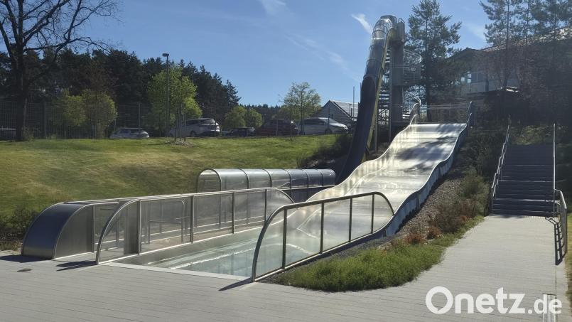 Schon seit 2023 in Betrieb, aber erst jetzt in die Badeordnung aufgenommen: Die Free-Fall- und die Breitrutsche. Bild: sne