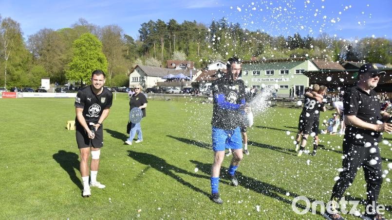 Der FC Amberg ist Meister der Bezirksliga Nord. Nach dem Auswärtssieg bei Furth im Wald knallten die Sektkorken. Bild: Hubert Ziegler