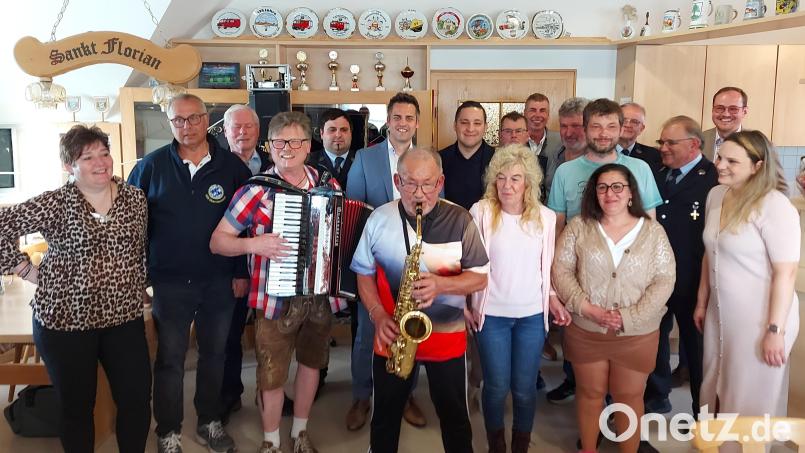 Geburtstagskind Christoph Fröhlich überrascht seine Gäste mit einem Ständchen auf dem Saxophon unter der Akkordeon-Begleitung von Alfons Margraf. Bild: lg