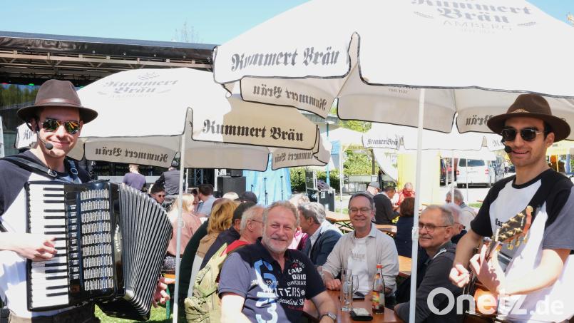 "D`Übler Boum" spielten beim Amberger Bierfest zünftig zur Unterhaltung auf. Bild: Hirsch