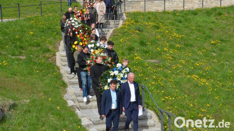 Junge Menschen aus aller Herren Länder tragen die Blumenkränze ins "Tal des Todes". Bild: Elisabeth Dobmayer