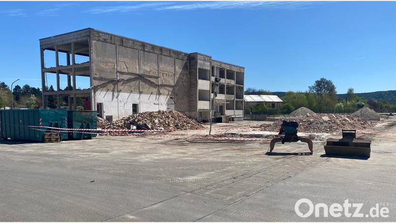 Die Abbruch-Arbeiten am einstigen Kottek-Gebäude in Nabburg laufen. Das Bild entstand mit Blick aus Richtung Netto-Markt. Bild: jua