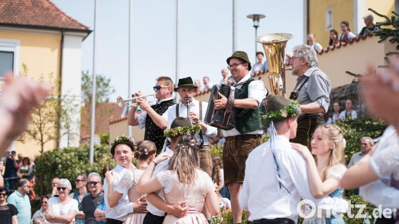 Ein Höhepunkt des Feiertages 1. Mai ist um 14 Uhr das Austanzen des Kirwabaums mit den Lintacher Dorfmusikanten. Die zehn Kirwapaare präsentieren dabei ihre einstudierten Tänze und humorvollen „Gstanzln“. Archivbild: Michael Weiß
