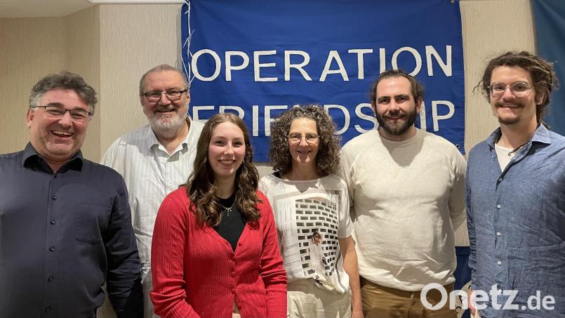 Felix Steiner, Manuel Würth, Annemarie Steiner, Viktoria Stefinger, Gerhard Steiner und Sandro Stefinger (von rechts) planen die nächsten internationalen Jugendbegegnungen von Operation Friendship im Landkreis Neustadt/WN. Bild: Elisha Fisher
