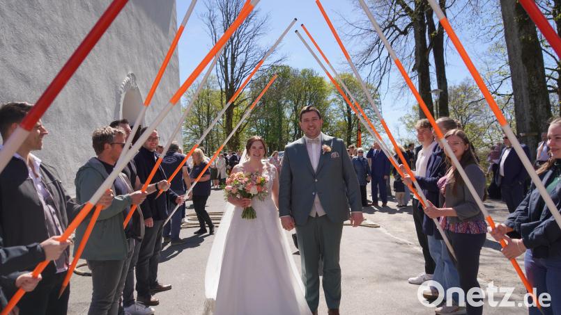 Arbeitskolleginnen und Kollegen des ALE gratulieren mit Vermessungsstäben. Bild: fvo