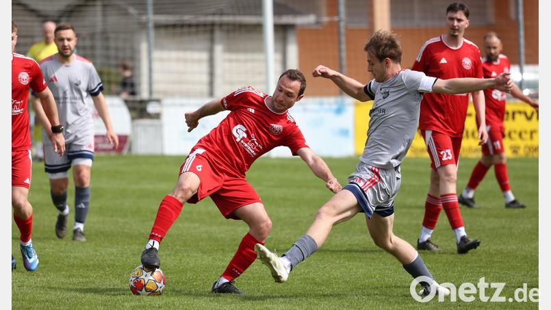 Spielszene aus dem Kreisligaspiel zwischen dem SC Eschenbach und dem VfB Rothenstadt: Der Eschenbacher Julius Richter (rechts) versucht dem VfB-Akteur Aurelien Vezard den Ball abzujagen. Bild: Dieter Jäschke