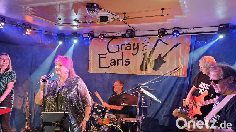 "Grey Earls" überzeugt auf der "Live Stage" mit der Sängerin Karin Dietl. Bild: Sabine Mende