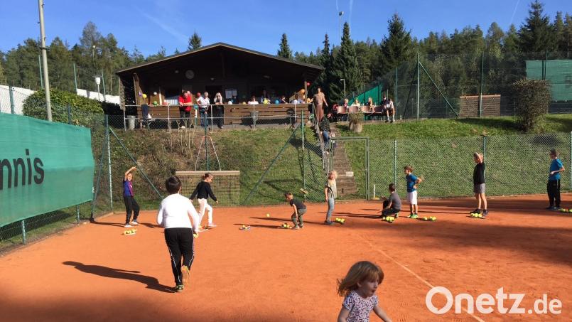 Egal ob Tennisspieler, Fußballer oder Eisstockschütze. Jeder Sportler profitiert von der Sportförderung der Stadt Neustadt/WN. Bild: Juan Vilas, exb