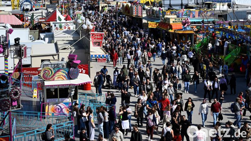 Der Unfall ereignete sich auf dem Münchner Frühlingsfest. (Archivbild) Bild: Felix Hörhager/dpa