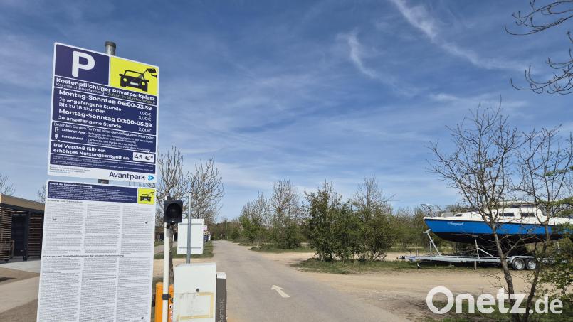 Die Schranke ist weg, stattdessen werden Kennzeichen einfahrender Autos per Kamera erfasst: Schilder an der Einfahrt zum kostenpflichtigen Parkplatz direkt am Ufer des Murner Sees machen auf die Neuregelung aufmerksam. Bild: Hösamer