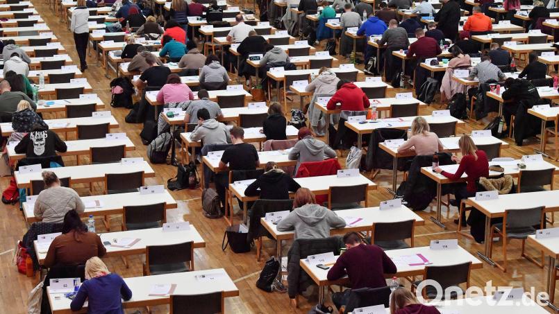 Für Tausende Azubis in Bayern beginnen am Dienstag die schriftlichen Abschlussprüfungen. (Symbolbild) Bild: Martin Schutt/dpa-Zentralbild/dpa