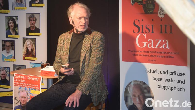 Der Münchner Kabarettist Christian Springer bei den Weidener Literaturtagen in der Regionalbibliothek. Bild: fz