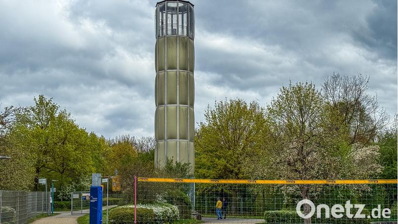 Auch wenn die 2002 eingesetzten Glasfaserelemente inzwischen ziemlich gelb geworden sind – aus der Ferne macht der Vesuna-Turm im Amberger Landesgartenschaugelände durchaus einen guten Eindruck. Bild: Stephan Huber