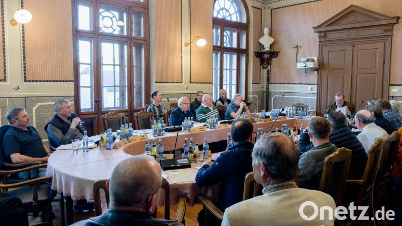 Die letzte Bärnauer Stadtratssitzung mit Bürgermeister Alfred Stier. Auch die neu gewählten Gremiumsmitglieder nahmen bereits im Rathaussal Platz. Einige Zuhörer waren auch dabei, darunter Weggefährten von Stier. Bild: Susanne Forster