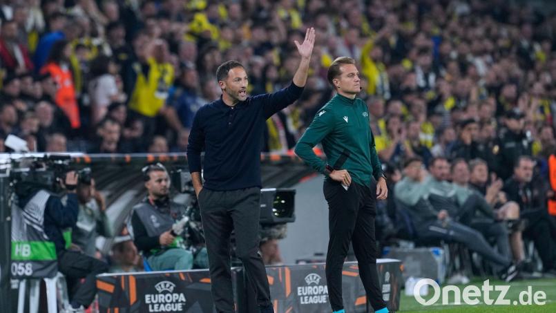 Nicht mehr Fener-Trainer: Domenico Tedesco (l). (Archivbild) Bild: Khalil Hamra/AP/dpa
