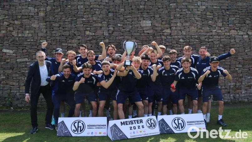 Da ist das Ding: Jonas Germershausen (3. von links unten) und Paul Gsell (3. von links oben) feiern den Gewinn der Süddeutschen Meisterschaft mit der U18-Auswahl. Bild: BFV