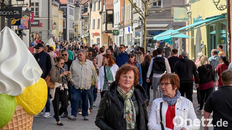 Bei schönem Wetter flanierten in Amberg Tausende Menschen durch die Stadt. Bild: Petra Hartl