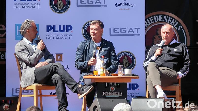Maurizio Gaudino, Thomas Helmer und Mario Basler (von links) waren anlässlich des Starts zum 140-jährengen Bestehen der Schlossbrauerei Friedenfels Gast beim Fußballtalk in Friedenfels Bild: bsc