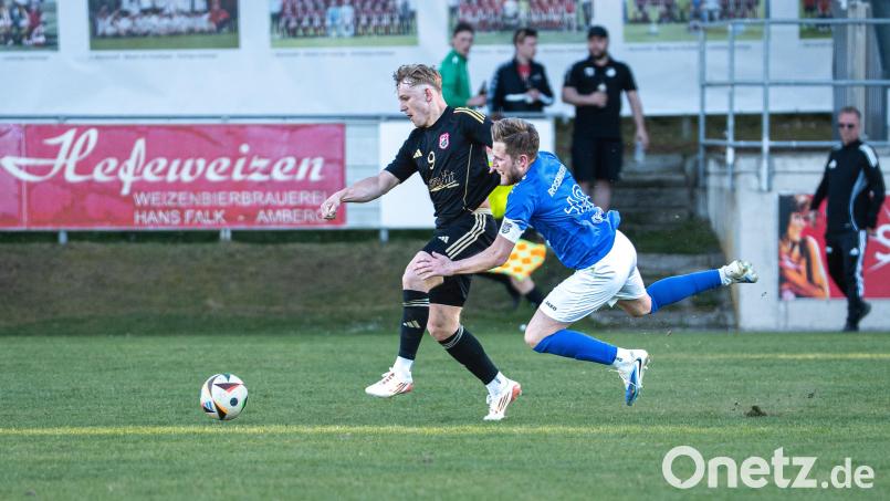 Das war's mit den Titelambitionen des TuS Rosenberg: Der SC Luhe-Wildenau (schwarz) setzte sich zuhause mit 3:1 gegen den TuS (blau) durch. Bild: Hannah Dirscherl