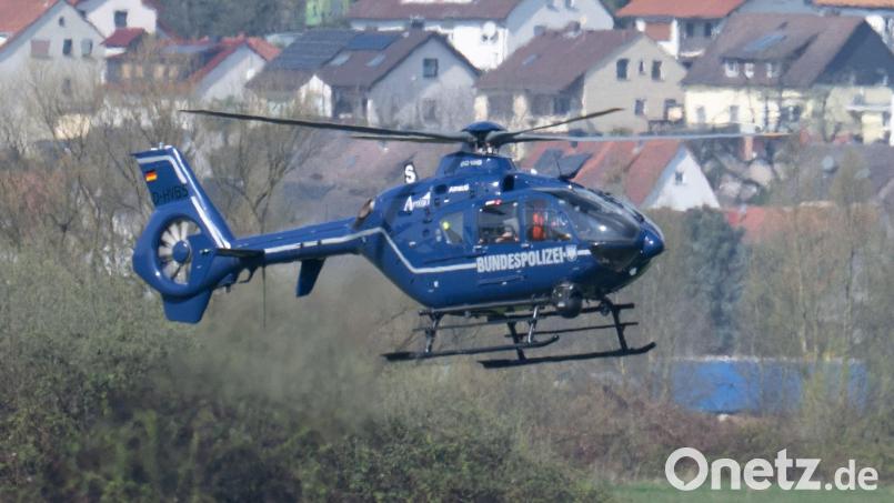 Bei der anschließenden Fahndung setzte die Bundespolizei auch einen Hubschrauber ein. (Symbolbild) Bild: Boris Roessler/dpa